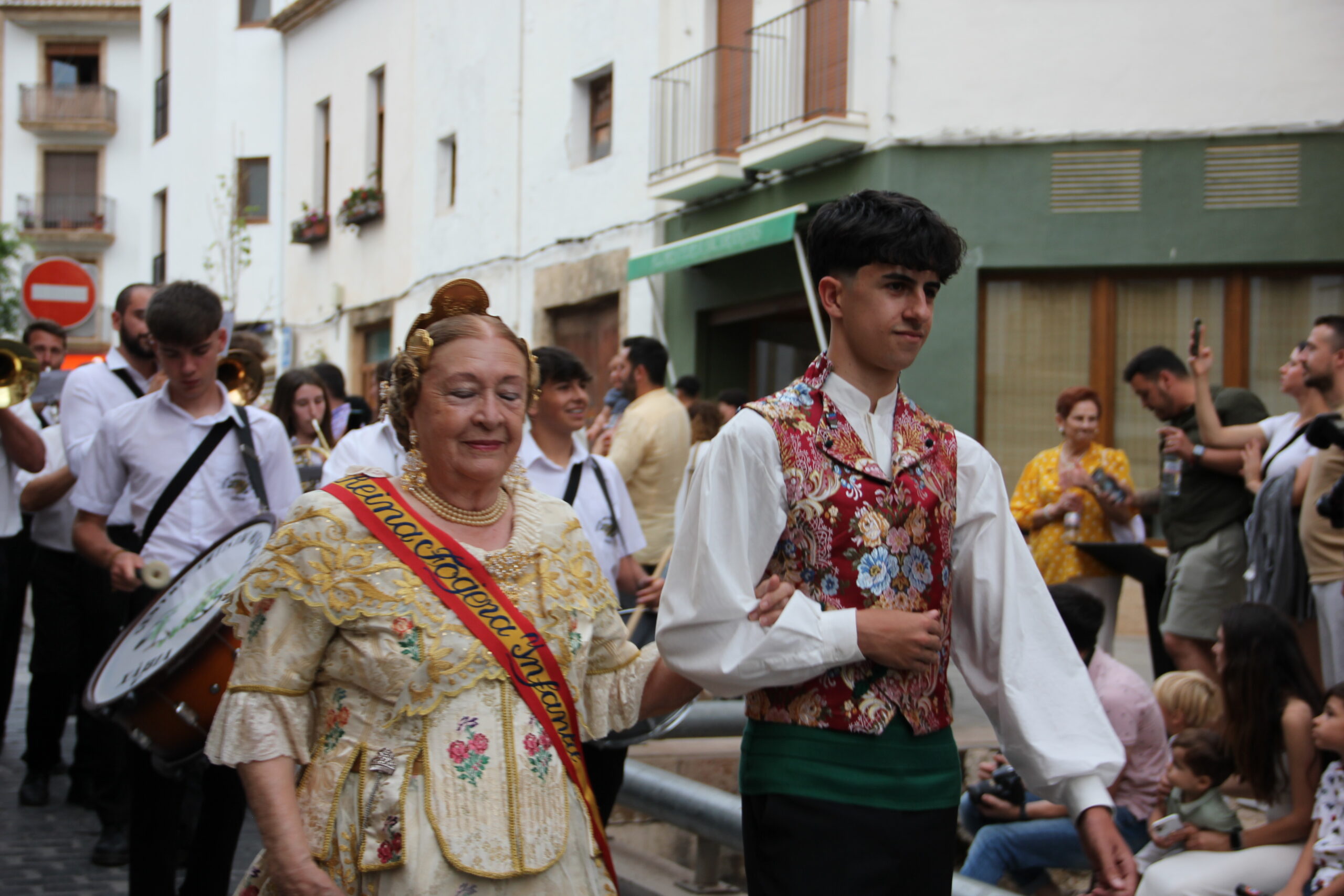 Pasacalle de homenaje a los representantes de los 75 años de las fiestas de Fogueres Xàbia (37)