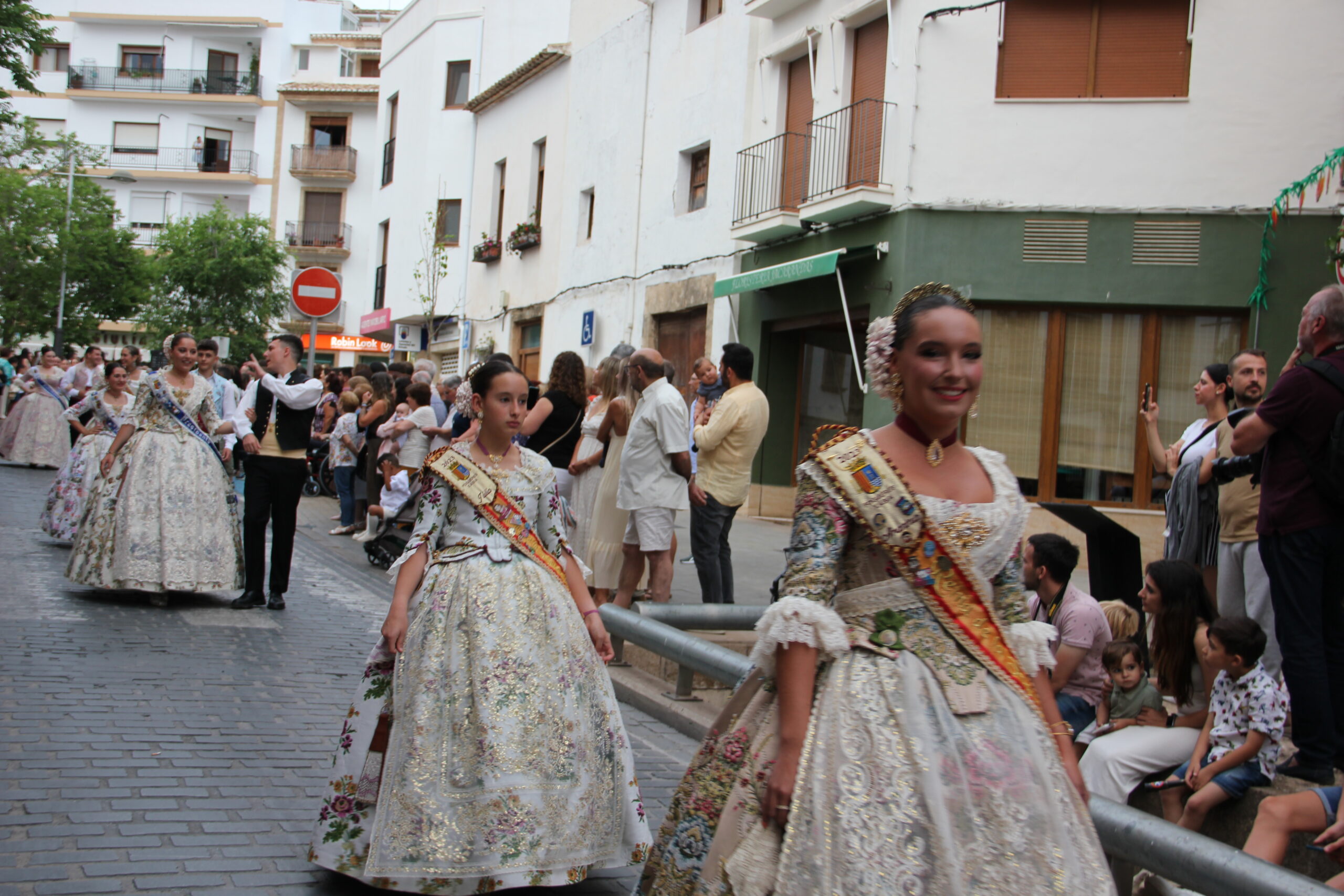 Pasacalle de homenaje a los representantes de los 75 años de las fiestas de Fogueres Xàbia (38)