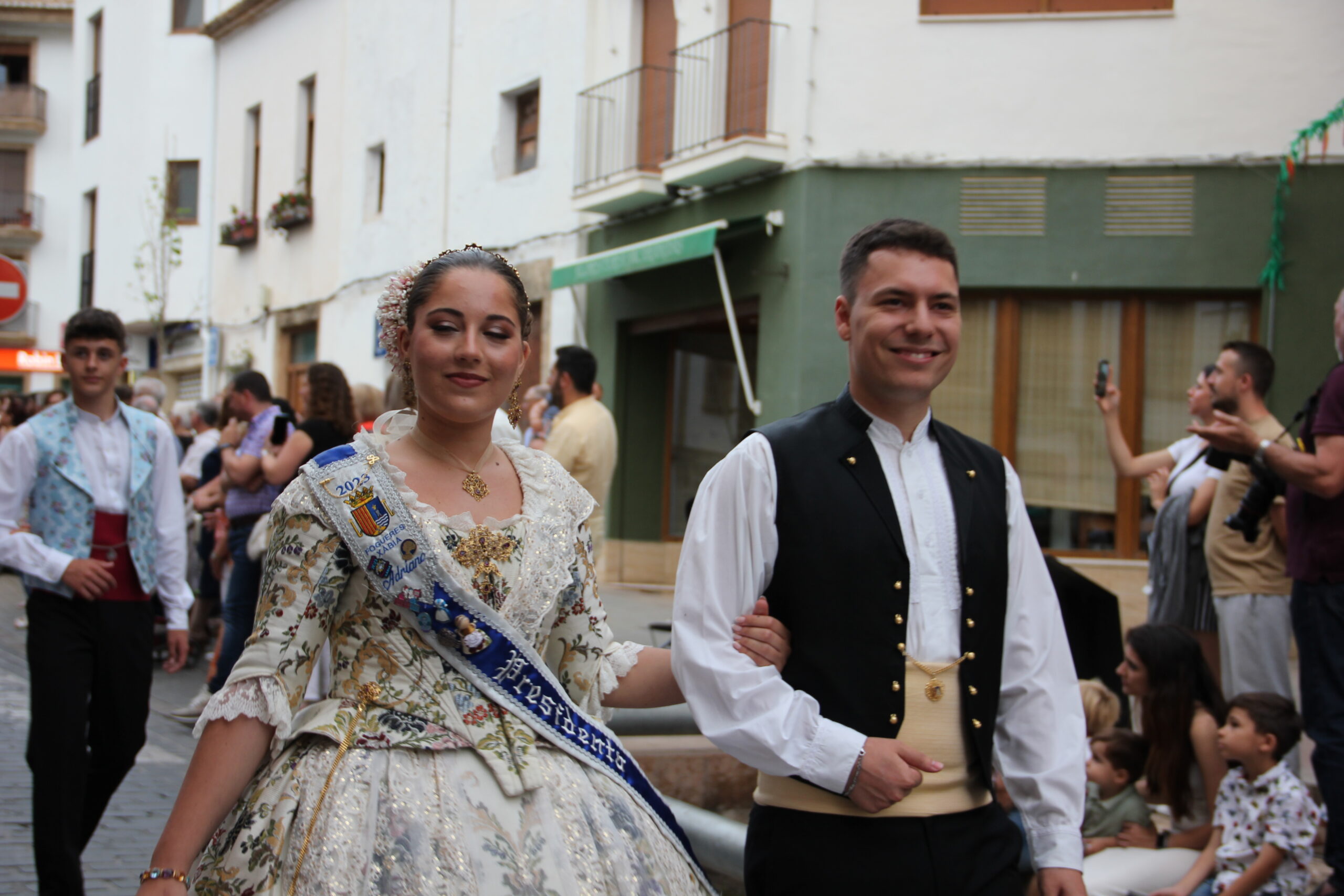 Pasacalle de homenaje a los representantes de los 75 años de las fiestas de Fogueres Xàbia (39)