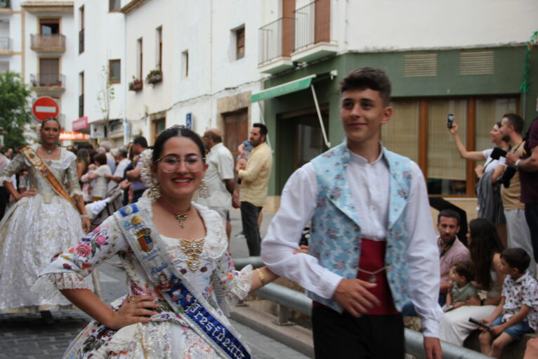 Pasacalle de homenaje a los representantes de los 75 años de las fiestas de Fogueres Xàbia (40)