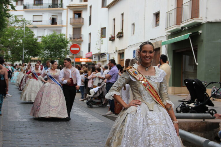 Pasacalle de homenaje a los representantes de los 75 años de las fiestas de Fogueres Xàbia (41)