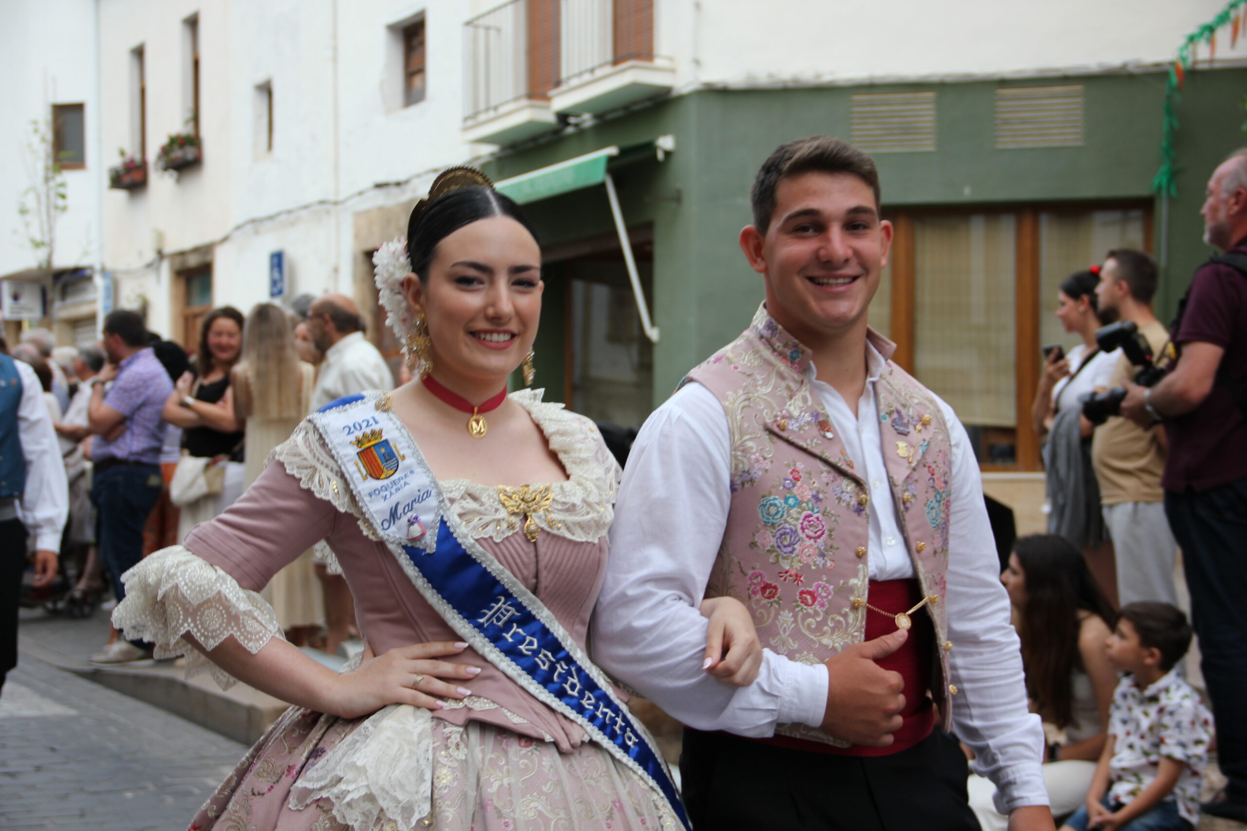 Pasacalle de homenaje a los representantes de los 75 años de las fiestas de Fogueres Xàbia (42)