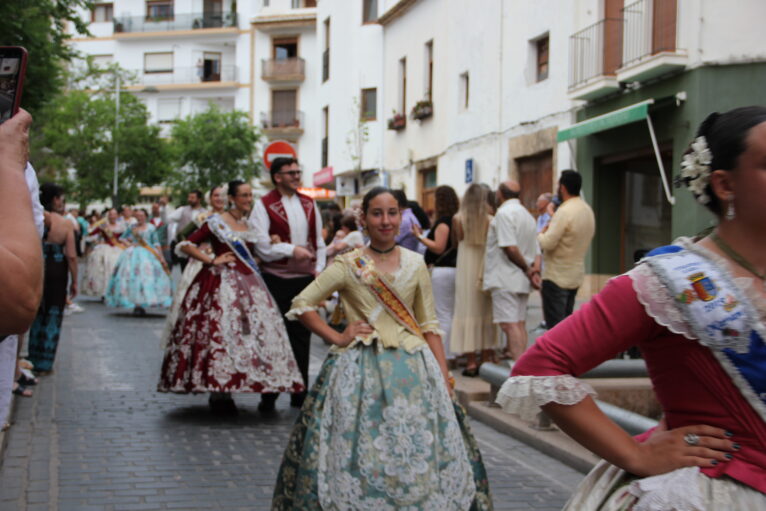 Pasacalle de homenaje a los representantes de los 75 años de las fiestas de Fogueres Xàbia (43)