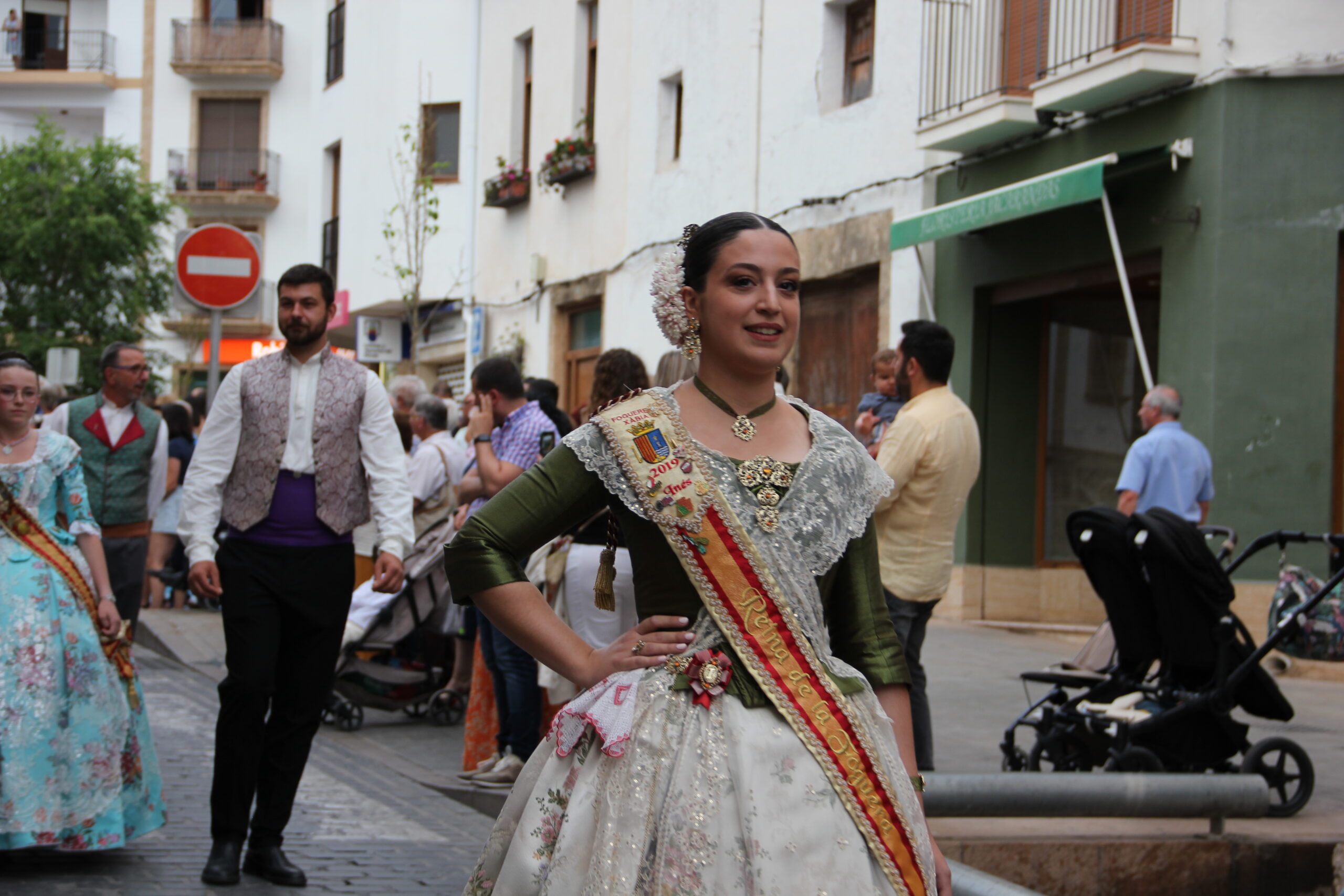 Pasacalle de homenaje a los representantes de los 75 años de las fiestas de Fogueres Xàbia (46)