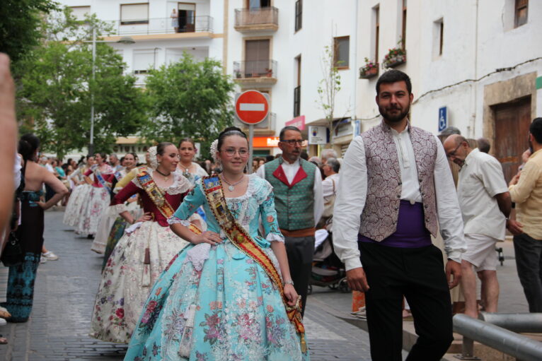 Pasacalle de homenaje a los representantes de los 75 años de las fiestas de Fogueres Xàbia (47)