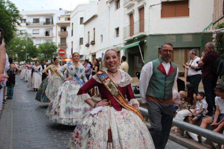 Pasacalle de homenaje a los representantes de los 75 años de las fiestas de Fogueres Xàbia (48)