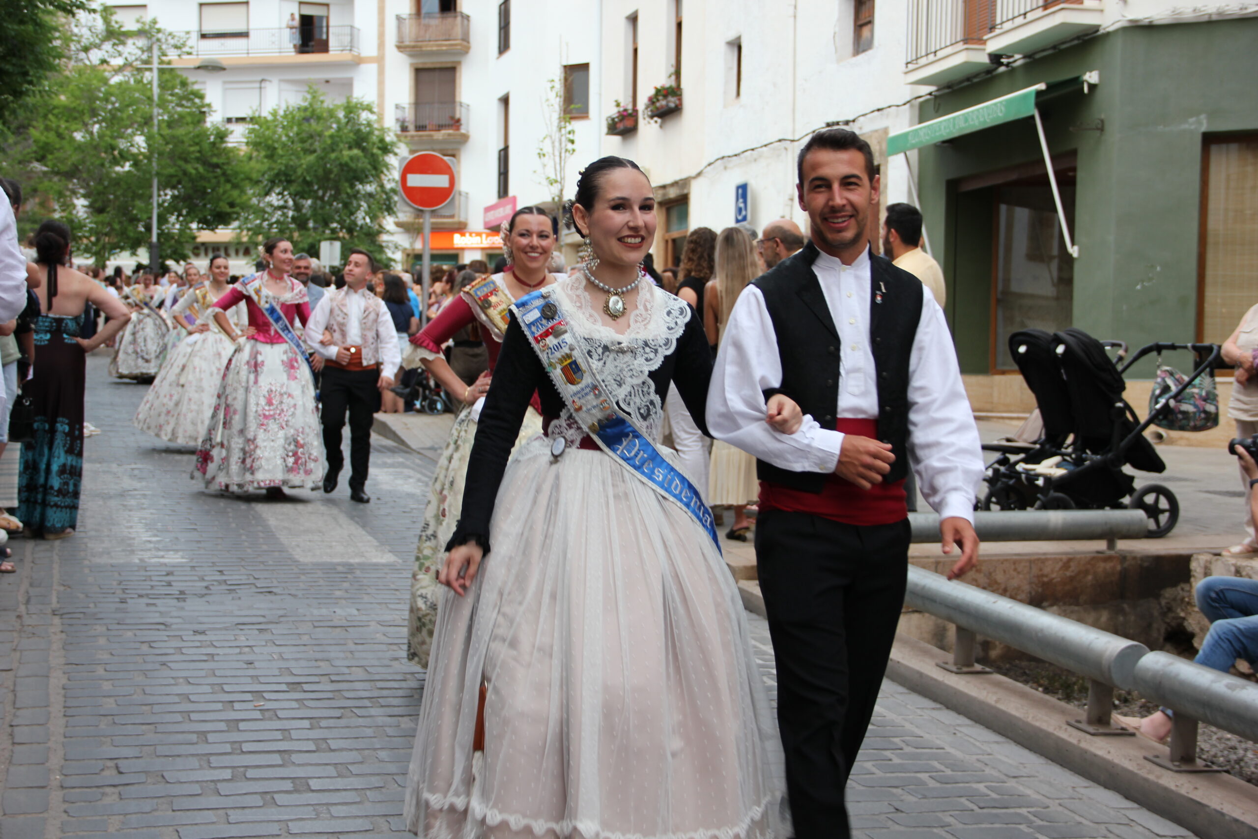 Pasacalle de homenaje a los representantes de los 75 años de las fiestas de Fogueres Xàbia (49)