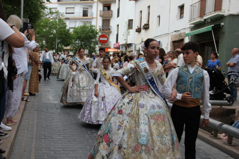 Pasacalle de homenaje a los representantes de los 75 años de las fiestas de Fogueres Xàbia (5)