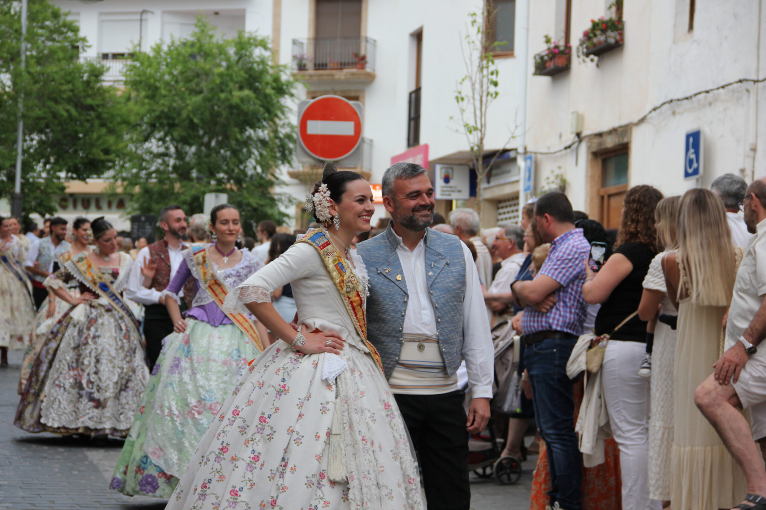 Pasacalle de homenaje a los representantes de los 75 años de las fiestas de Fogueres Xàbia (50)