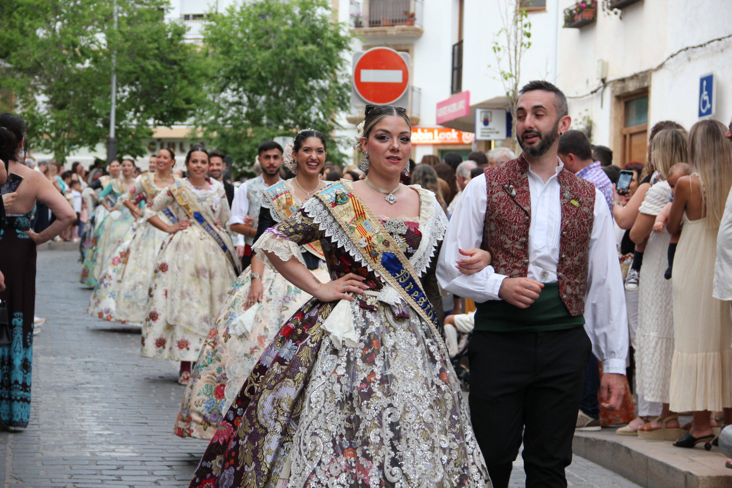 Pasacalle de homenaje a los representantes de los 75 años de las fiestas de Fogueres Xàbia (51)