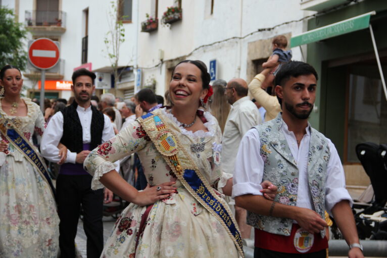 Pasacalle de homenaje a los representantes de los 75 años de las fiestas de Fogueres Xàbia (52)