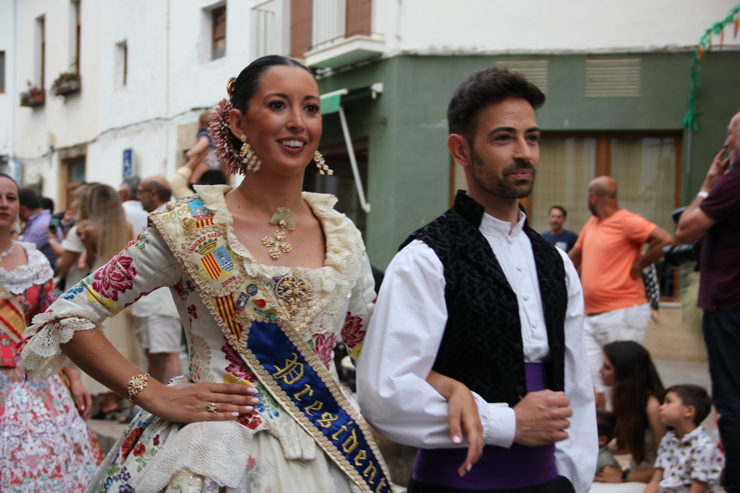 Pasacalle de homenaje a los representantes de los 75 años de las fiestas de Fogueres Xàbia (54)