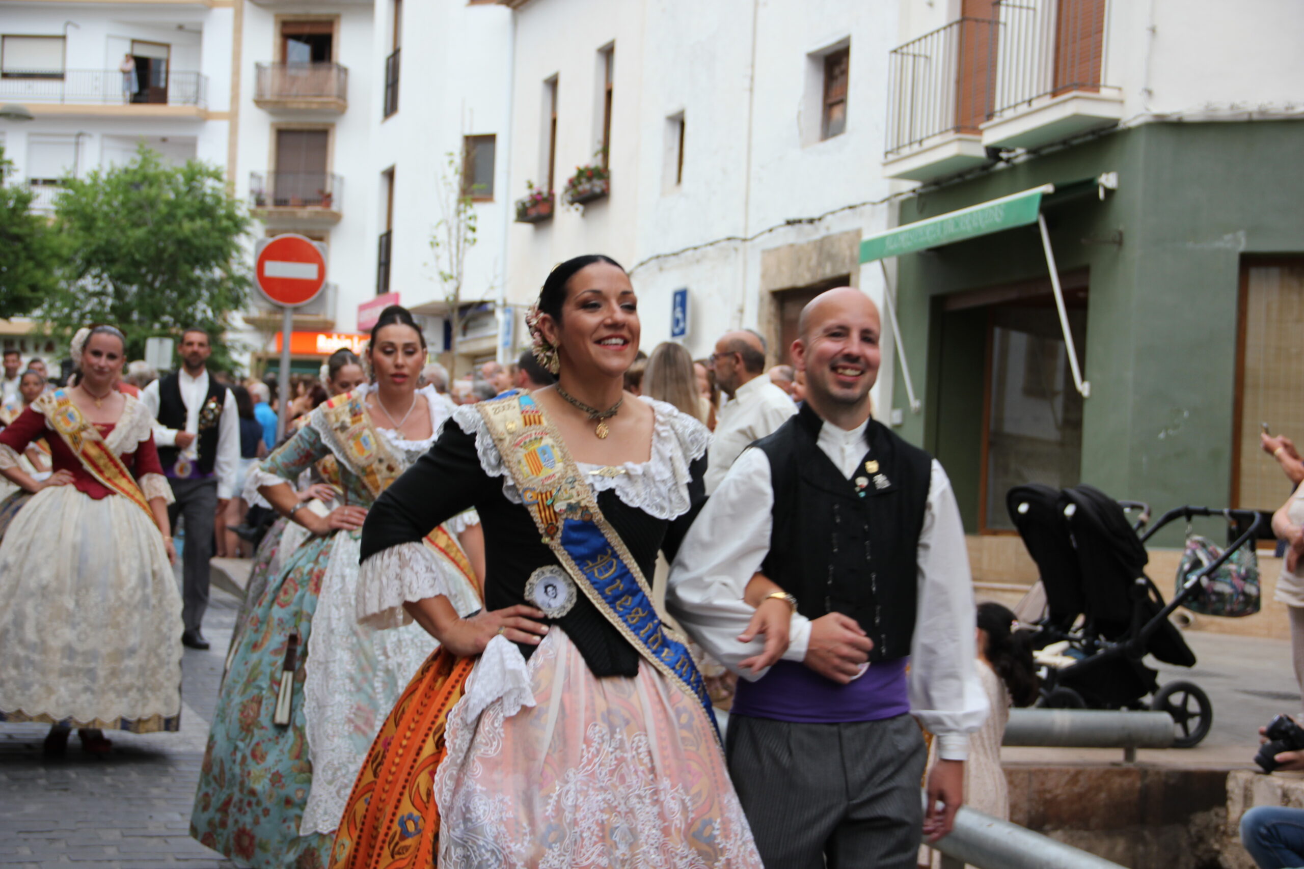 Pasacalle de homenaje a los representantes de los 75 años de las fiestas de Fogueres Xàbia (55)