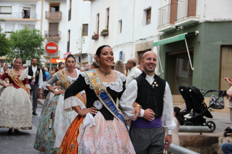 Pasacalle de homenaje a los representantes de los 75 años de las fiestas de Fogueres Xàbia (55)