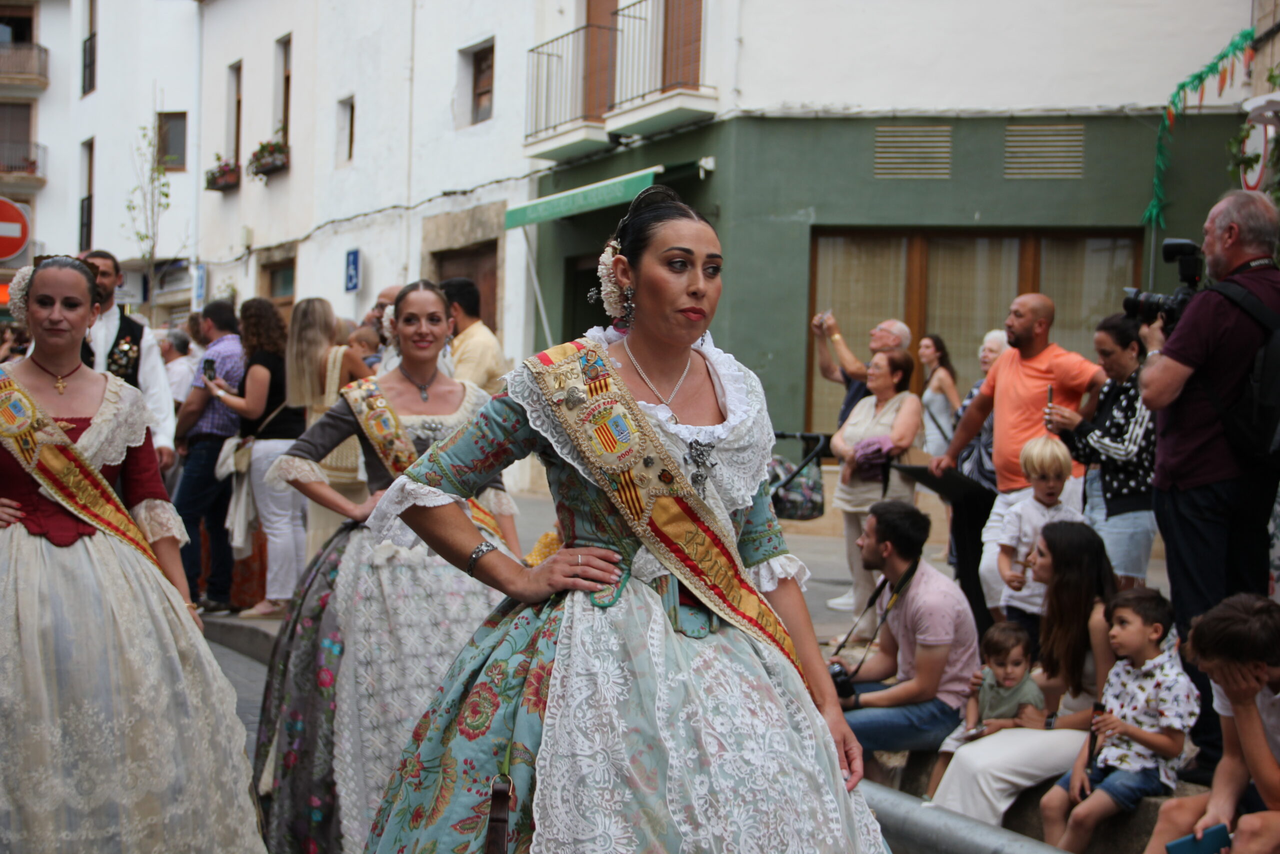 Pasacalle de homenaje a los representantes de los 75 años de las fiestas de Fogueres Xàbia (57)