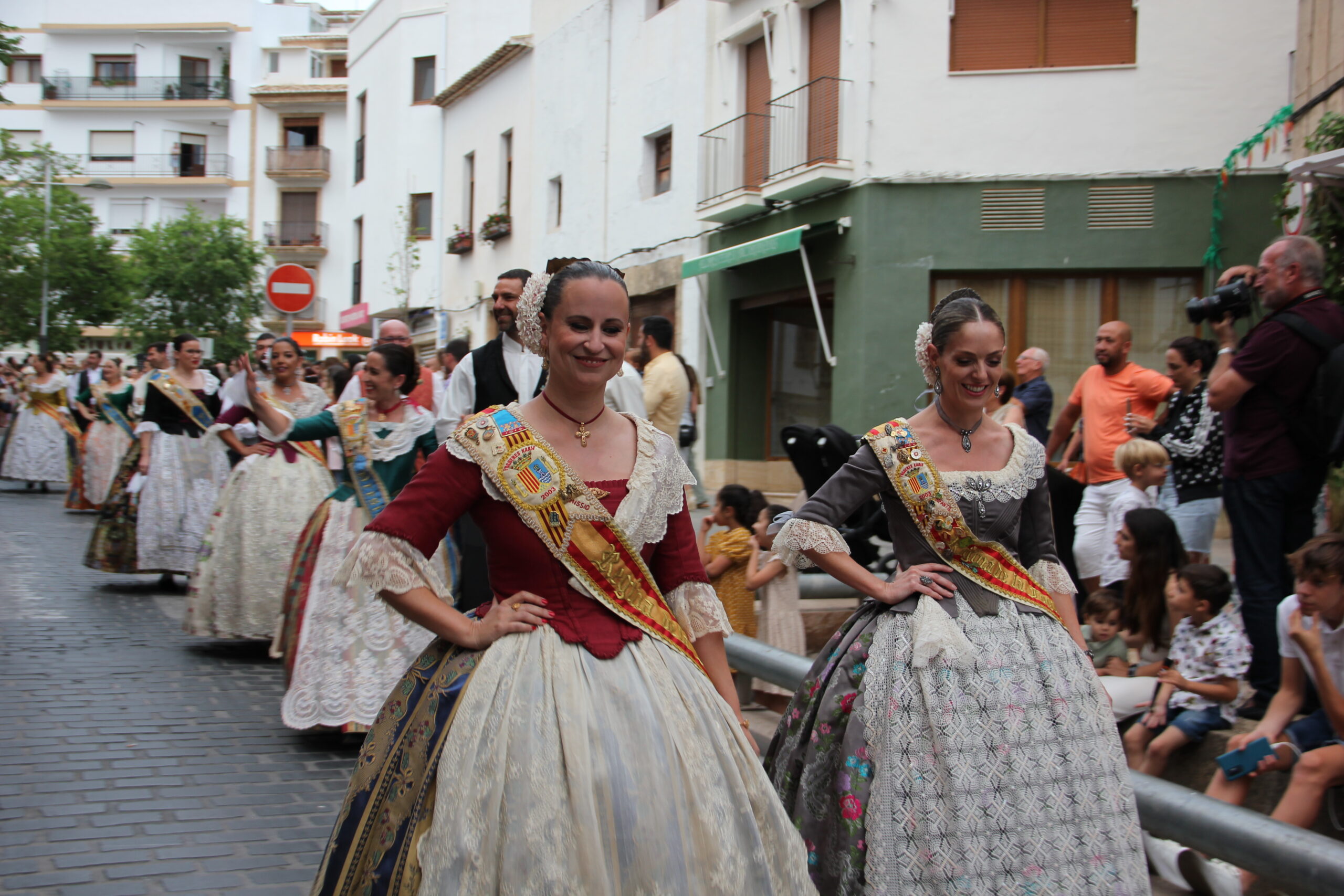 Pasacalle de homenaje a los representantes de los 75 años de las fiestas de Fogueres Xàbia (58)