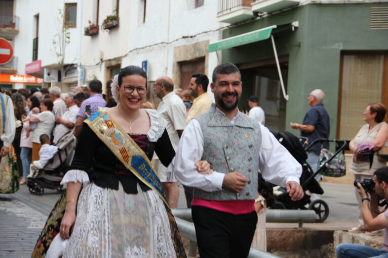 Pasacalle de homenaje a los representantes de los 75 años de las fiestas de Fogueres Xàbia (60)