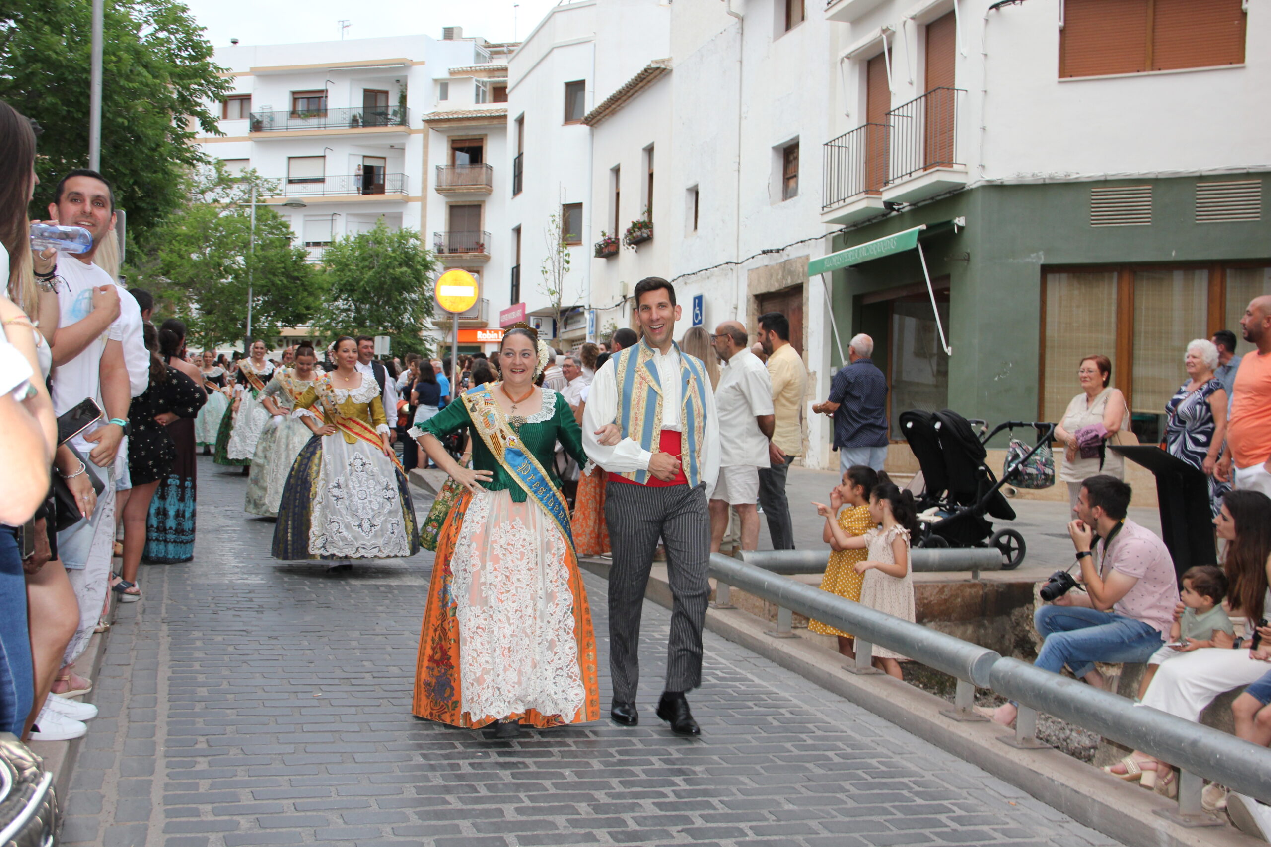 Pasacalle de homenaje a los representantes de los 75 años de las fiestas de Fogueres Xàbia (62)