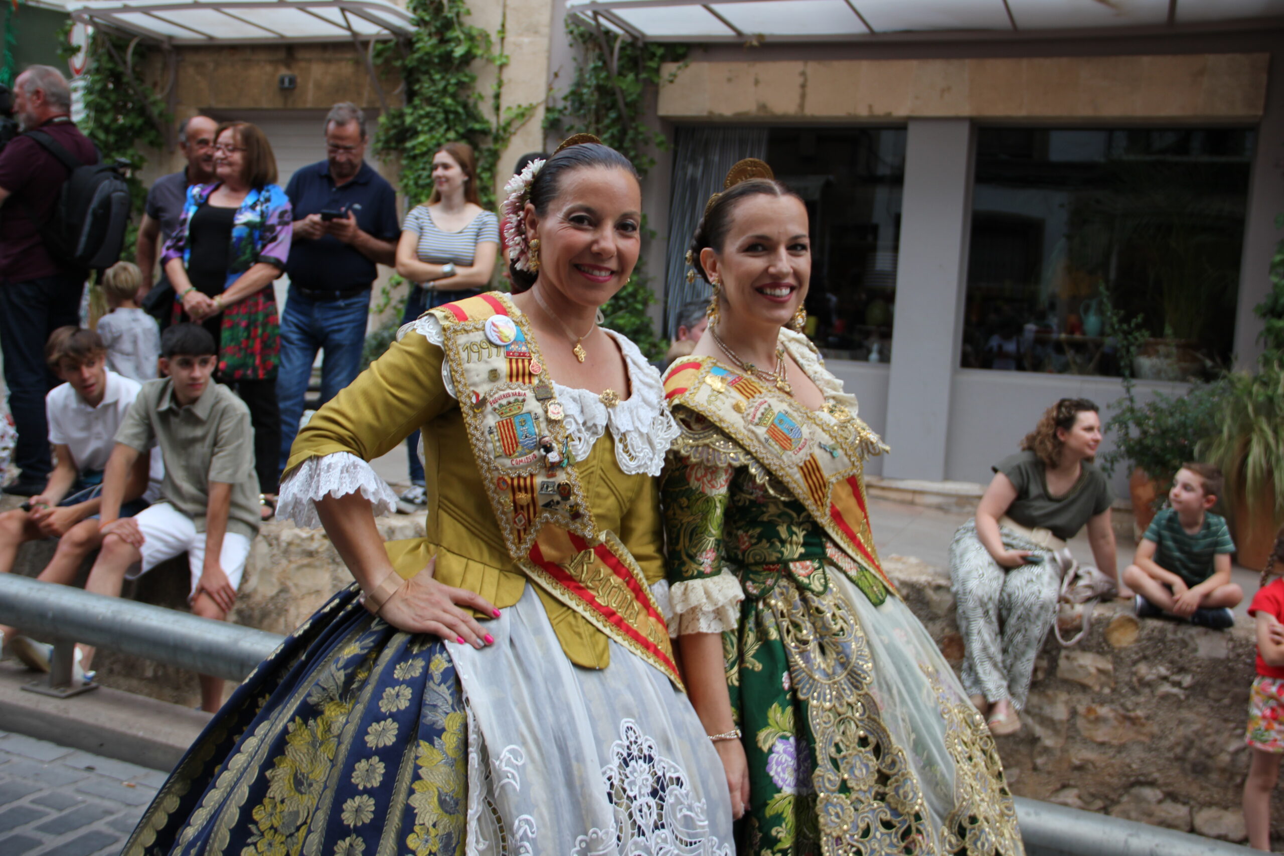 Pasacalle de homenaje a los representantes de los 75 años de las fiestas de Fogueres Xàbia (66)