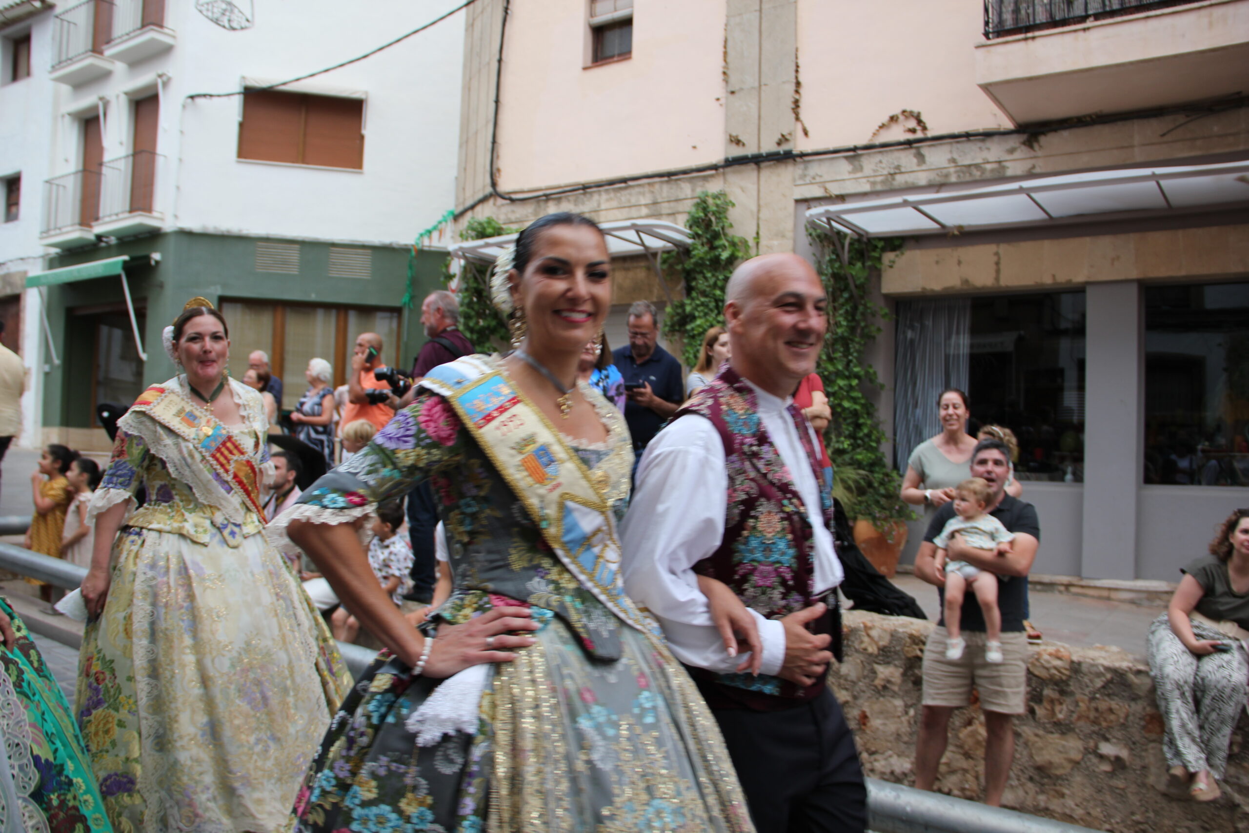 Pasacalle de homenaje a los representantes de los 75 años de las fiestas de Fogueres Xàbia (68)