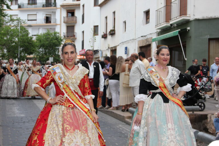 Pasacalle de homenaje a los representantes de los 75 años de las fiestas de Fogueres Xàbia (70)