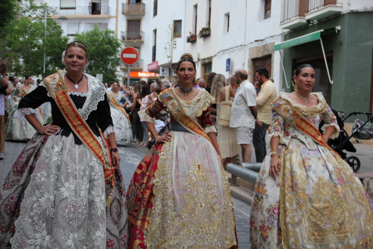 Pasacalle de homenaje a los representantes de los 75 años de las fiestas de Fogueres Xàbia (71)