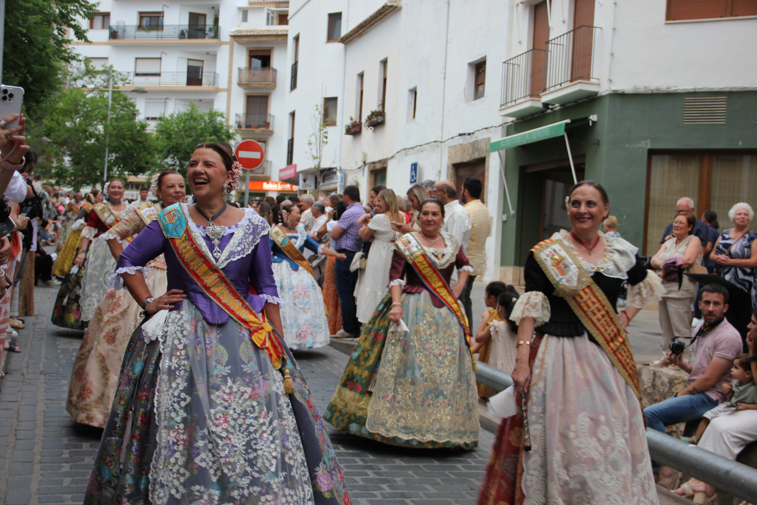 Pasacalle de homenaje a los representantes de los 75 años de las fiestas de Fogueres Xàbia (74)