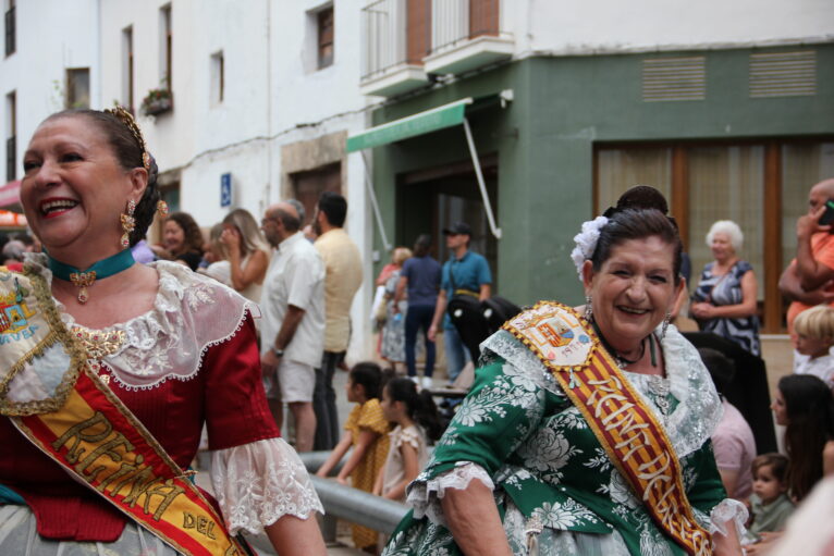 Pasacalle de homenaje a los representantes de los 75 años de las fiestas de Fogueres Xàbia (75)