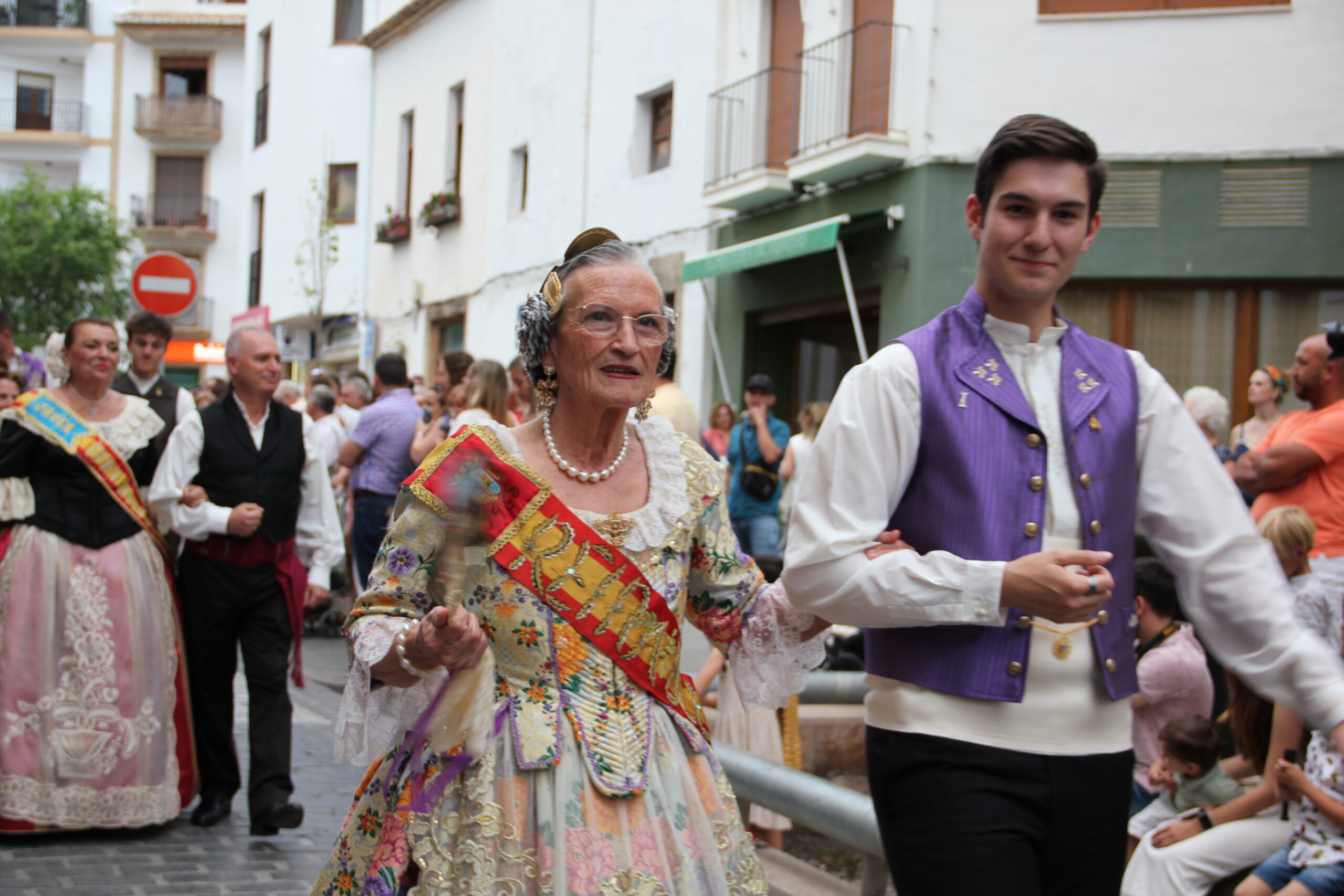 Pasacalle de homenaje a los representantes de los 75 años de las fiestas de Fogueres Xàbia (76)