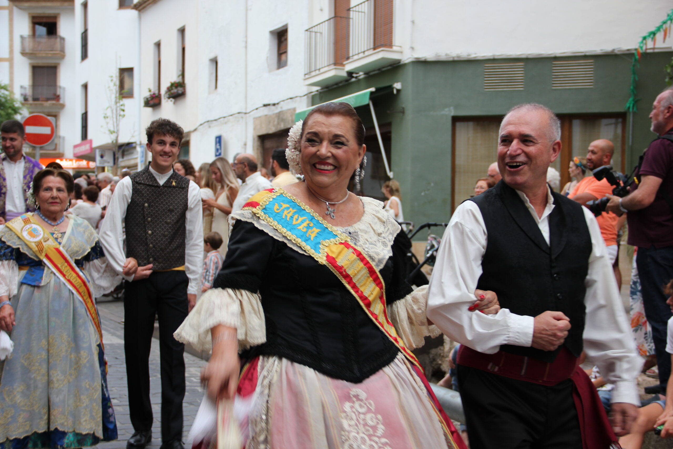 Pasacalle de homenaje a los representantes de los 75 años de las fiestas de Fogueres Xàbia (77)