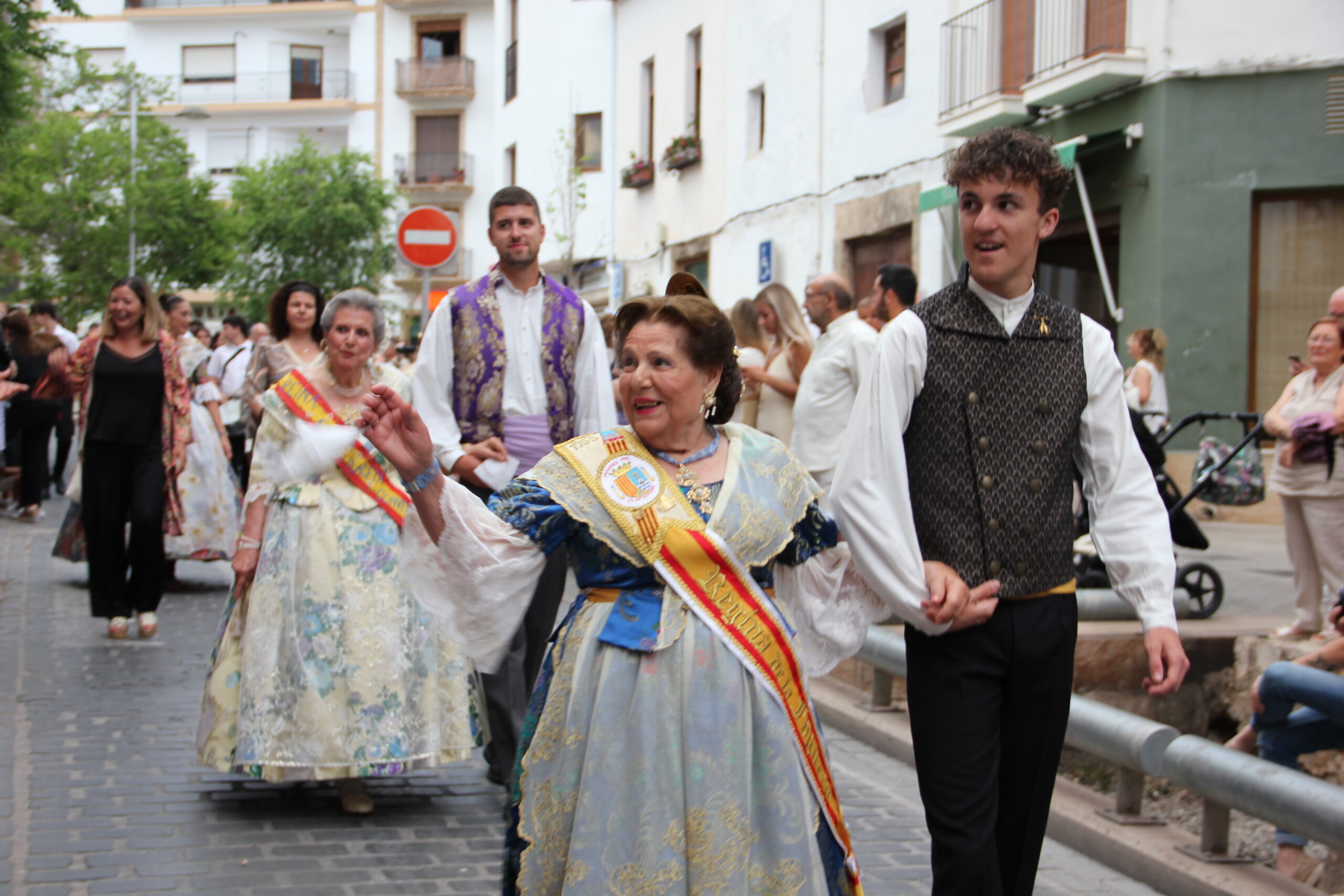 Pasacalle de homenaje a los representantes de los 75 años de las fiestas de Fogueres Xàbia (78)