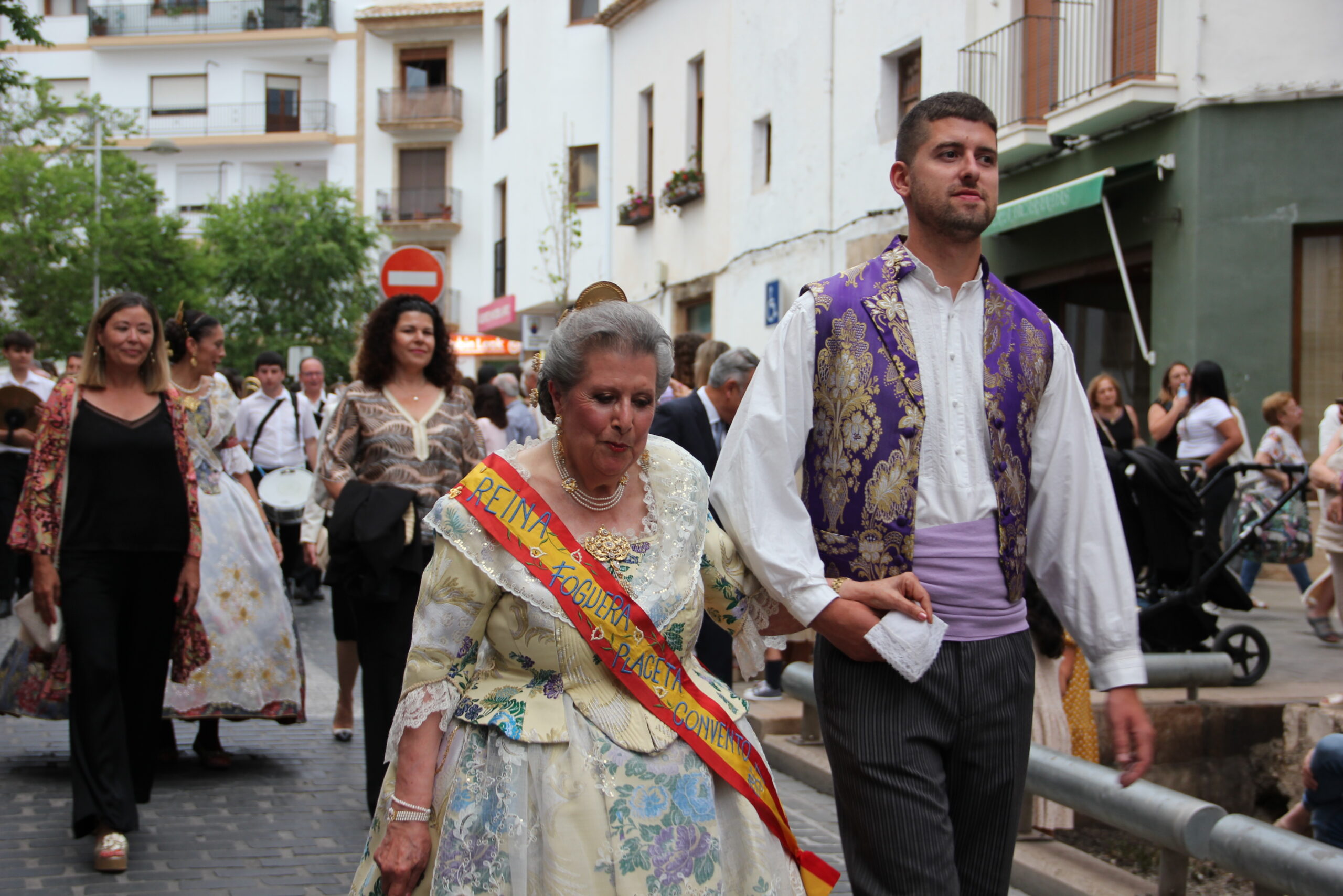 Pasacalle de homenaje a los representantes de los 75 años de las fiestas de Fogueres Xàbia (79)