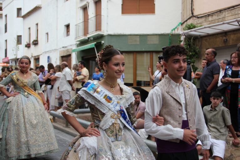 Pasacalle de homenaje a los representantes de los 75 años de las fiestas de Fogueres Xàbia (8)