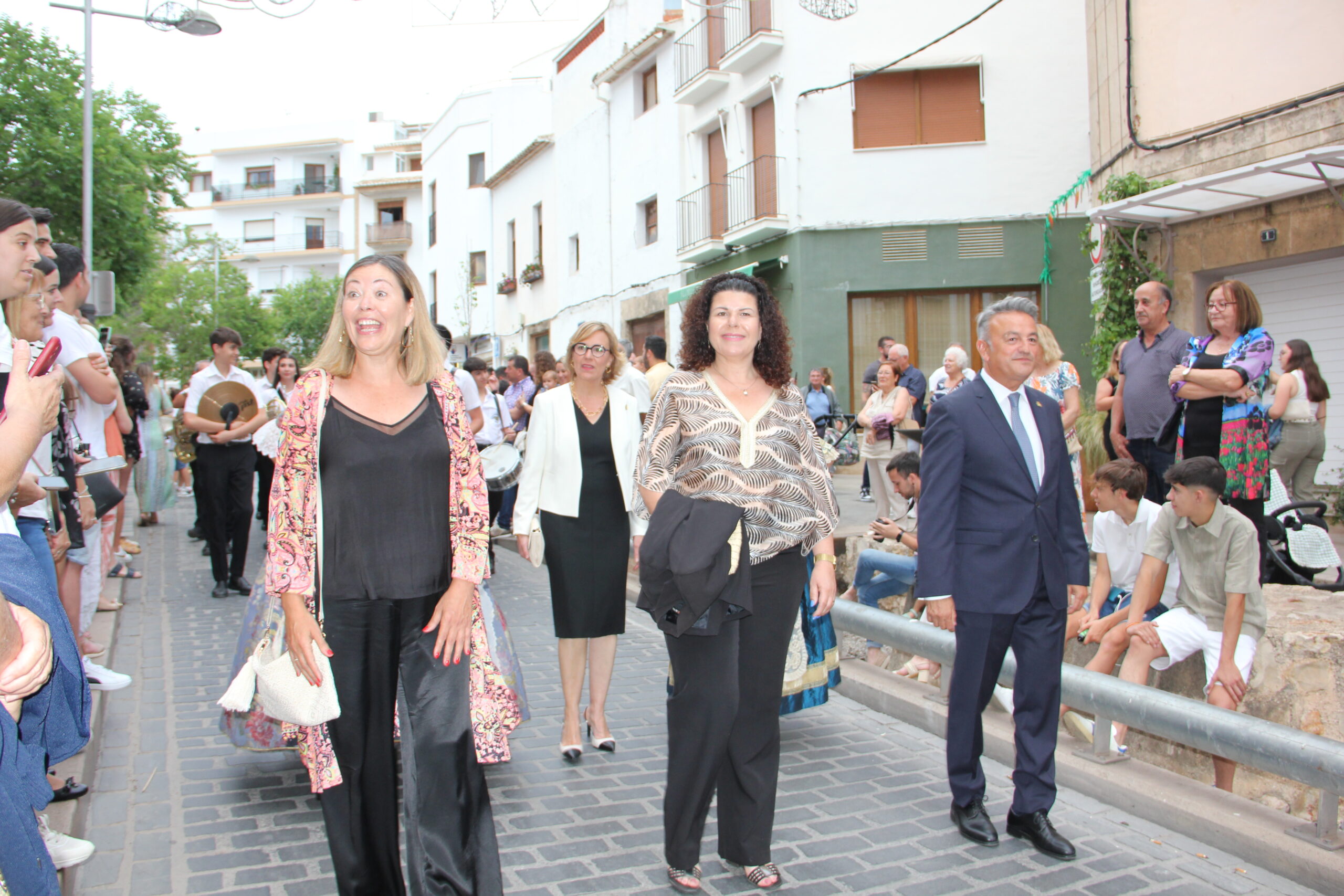 Pasacalle de homenaje a los representantes de los 75 años de las fiestas de Fogueres Xàbia (81)