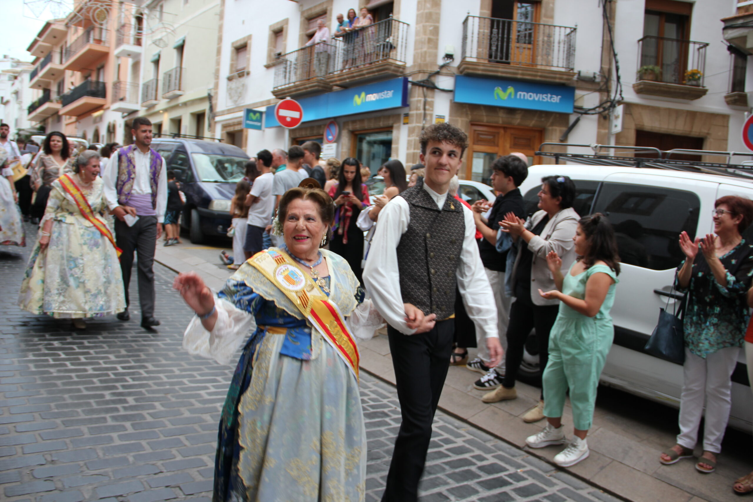 Pasacalle de homenaje a los representantes de los 75 años de las fiestas de Fogueres Xàbia (83)