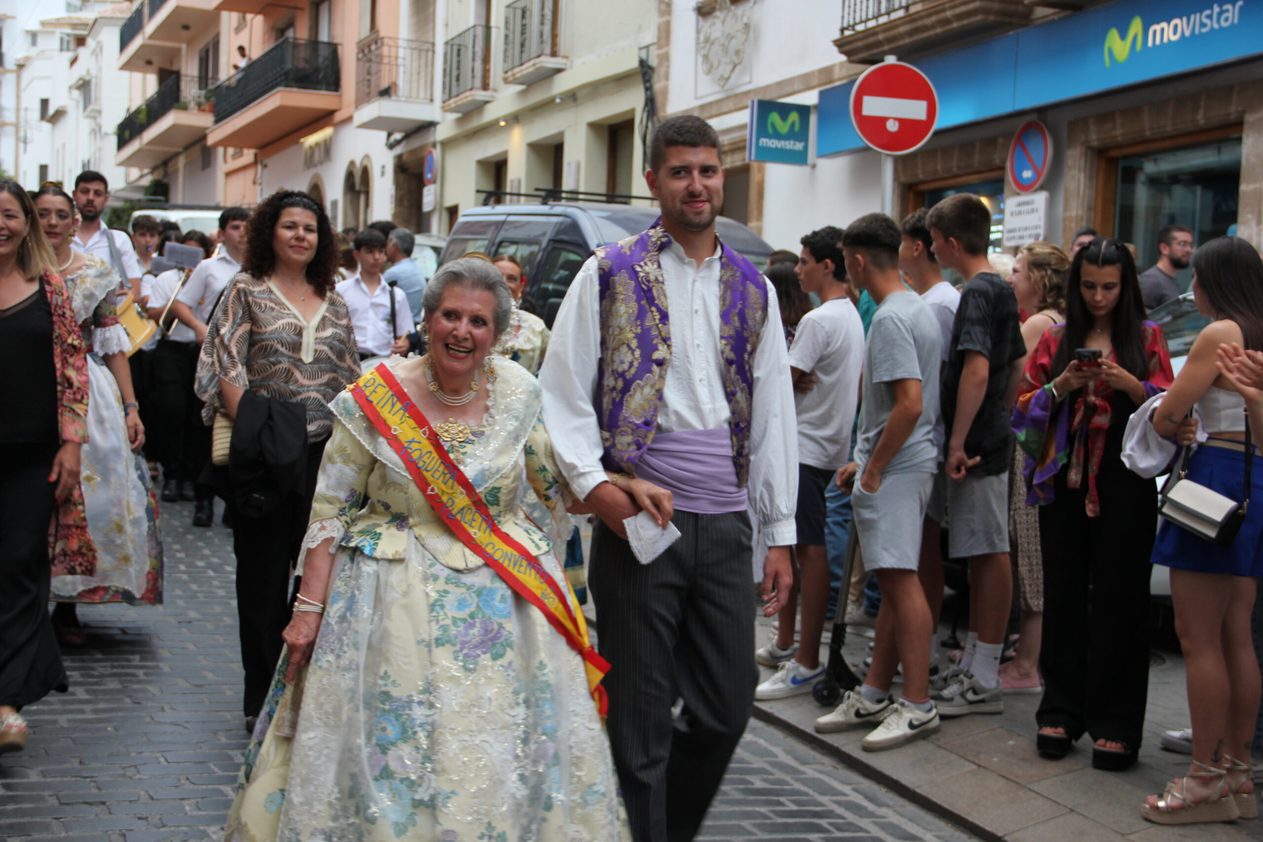 Pasacalle de homenaje a los representantes de los 75 años de las fiestas de Fogueres Xàbia (84)