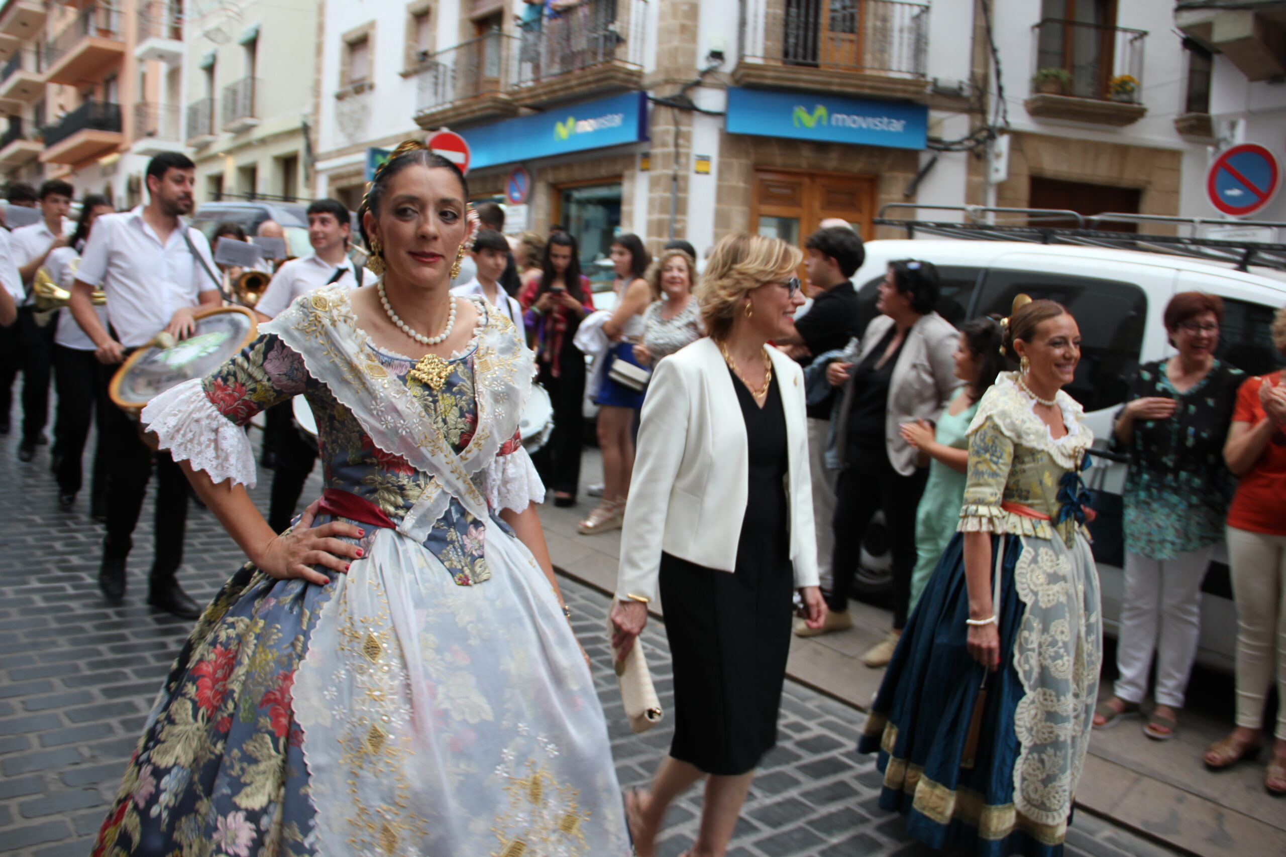 Pasacalle de homenaje a los representantes de los 75 años de las fiestas de Fogueres Xàbia (85)