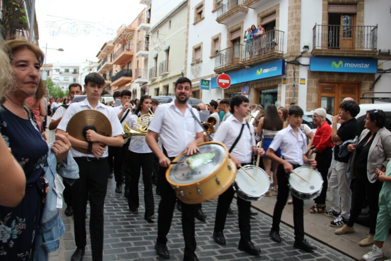 Pasacalle de homenaje a los representantes de los 75 años de las fiestas de Fogueres Xàbia (86)