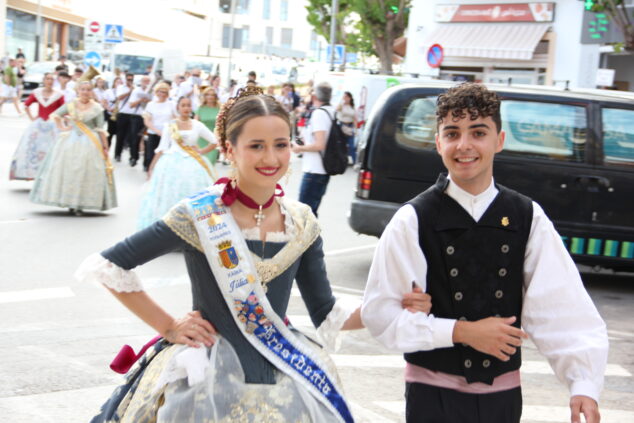 Imagen: Presidentes de la Quintà, Jaime y Júlia en el pasacalle de Sectors Fogueres Xàbia 2024