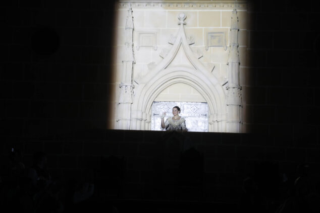 Imagen: Àngela aparece al escenario por la puerta del gran monumento de la Iglesia