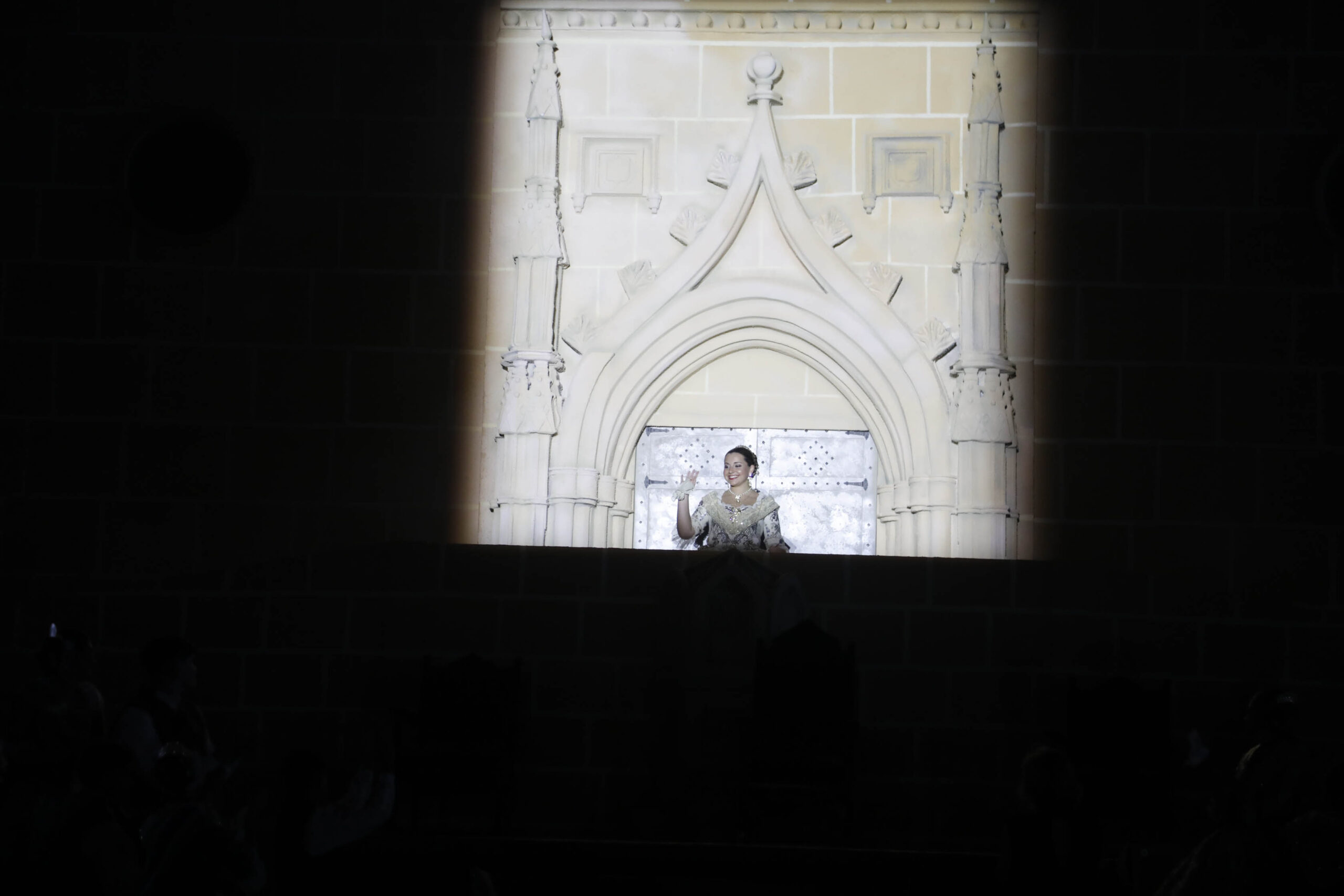 Àngela aparece al escenario por la puerta del gran monumento de la Iglesia