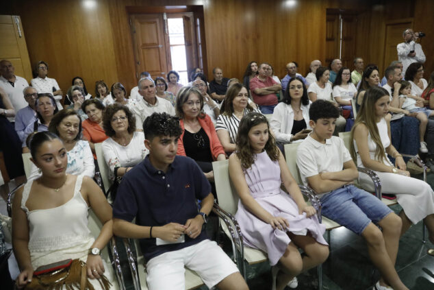 Imagen: Salón de plenos repleto por la presentación del libro del 75 aniversario