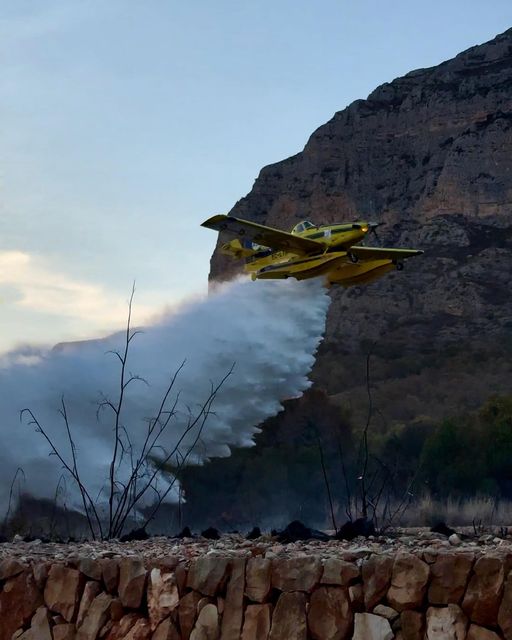 Una avioneta en las labores de extinción del incendio de Xàbia