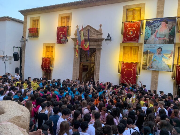 Plaza llena de vecinos para dar el inicio a las fiestas