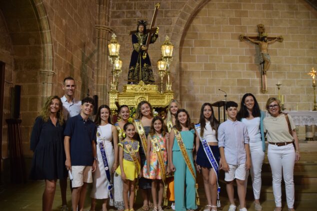 Imagen: Los cargos de Fogueres, autoridades y Comisión de Fogueres junto a la imagen del Nazareno