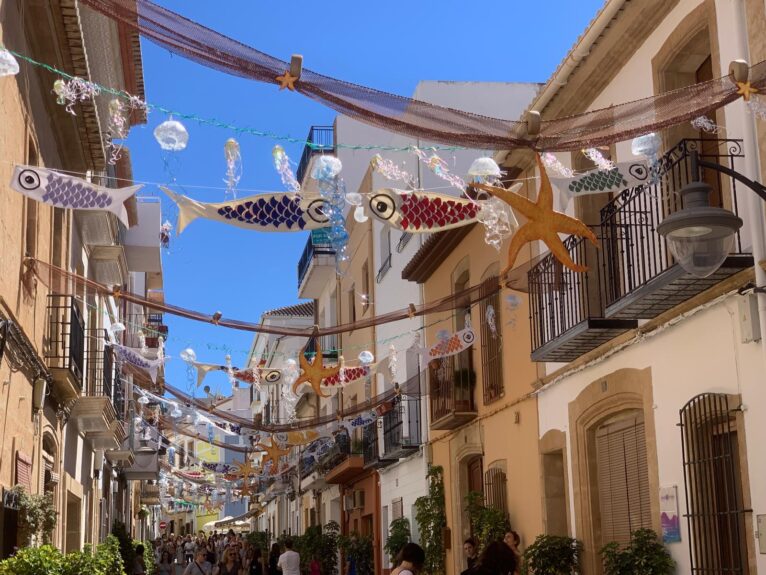 Engalanado de la calle Jesús Nazareno de Xàbia