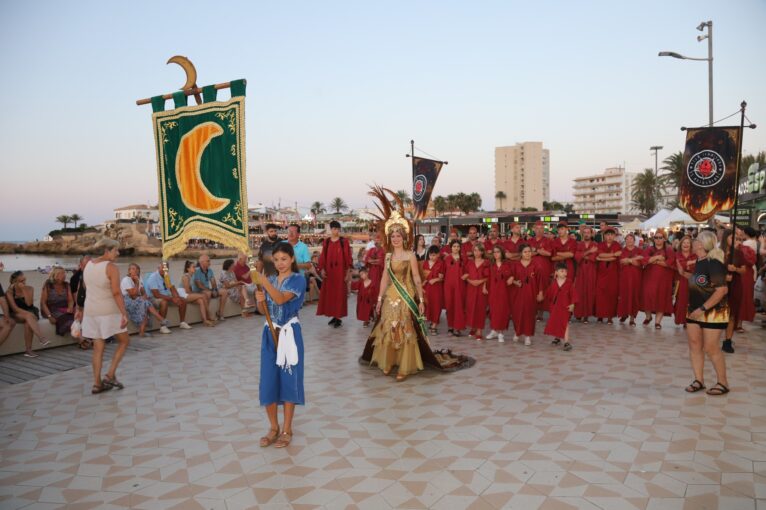 Abanderada mora y Filà Schaitans en el desfile del Arenal de Xàbia