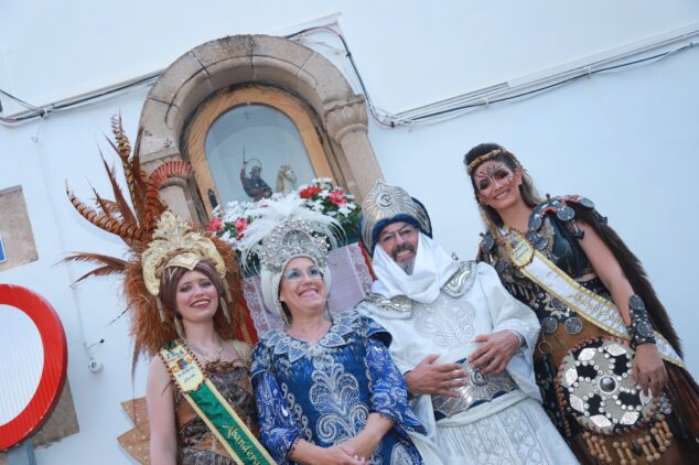 Imagen: Abanderadas y capitanes en la ofrenda a Sant Jaume en el centro histórico de Xàbia