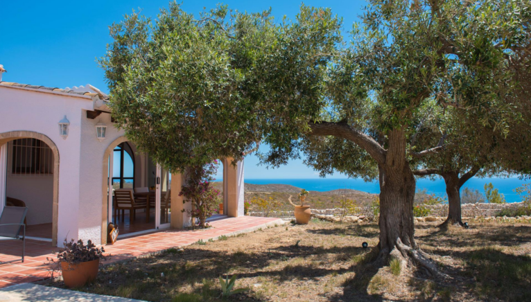 Admira el paisaje natual de la Costa Blanca en el exterior de esta hermosa villa