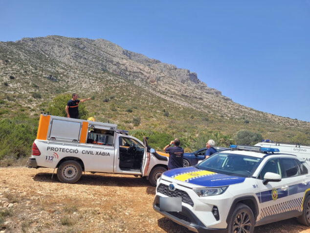 Imagen: Agentes en su tarea de búsqueda en el Montgó